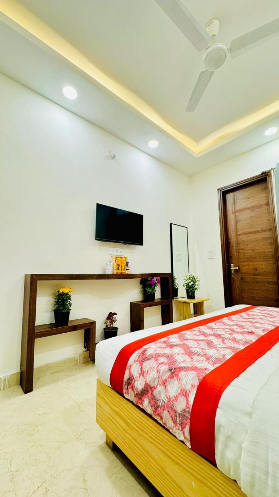 Ashram View Just 10 Minute Away Form Nizamuddin Railway Station New Delhi